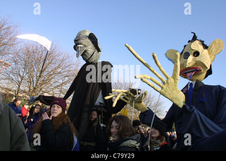 Grande manifestazione contro la progettata invasione dell'Iraq, a Glasgow in Scozia, 15 febbraio 2003. Foto Stock