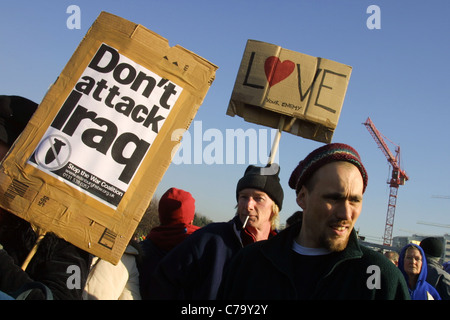 Grande manifestazione contro la progettata invasione dell'Iraq, a Glasgow in Scozia, 15 febbraio 2003. Foto Stock