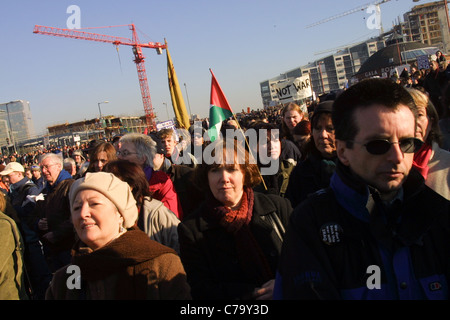 Grande manifestazione contro la progettata invasione dell'Iraq, a Glasgow in Scozia, 15 febbraio 2003. Foto Stock