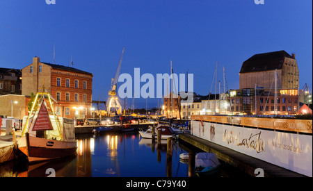 Barche, atmosfera serale nel porto, Stralsund, Mar Baltico, Meclemburgo-Pomerania Occidentale, Germania, Europa Foto Stock