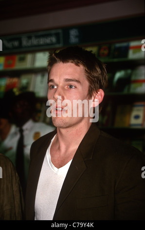 Attore Ethan Hawke segni copie del suo primo romanzo Ottobre 25, 1996 a Washington, DC. Foto Stock