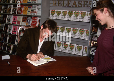 Attore Ethan Hawke segni copie del suo primo romanzo Ottobre 25, 1996 a Washington, DC. Foto Stock