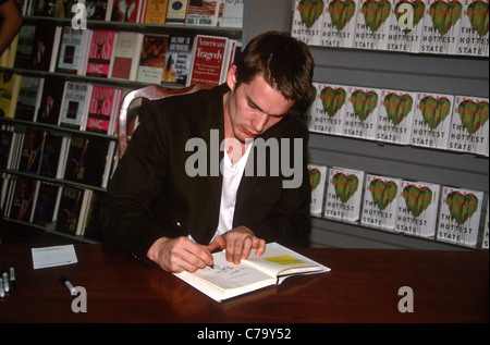 Attore Ethan Hawke segni copie del suo primo romanzo Ottobre 25, 1996 a Washington, DC. Foto Stock