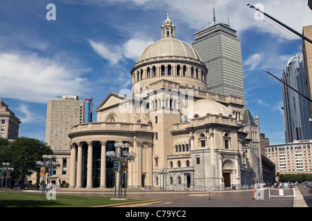 La prima chiesa di Cristo scienziato in Boston con il Prudential Center in background. Foto Stock