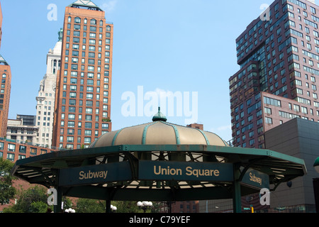 Vicino la vista di dettaglio della Union Square metropolitana ingresso terminale con abbondanza di spazio negativo nel cielo blu sopra di esso. Foto Stock