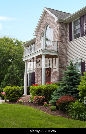 Un moderno personalizzato costruito casa di lusso in un quartiere residenziale. Questa classe superiore home è un molto graziosamente paesaggistico proprietà. Foto Stock