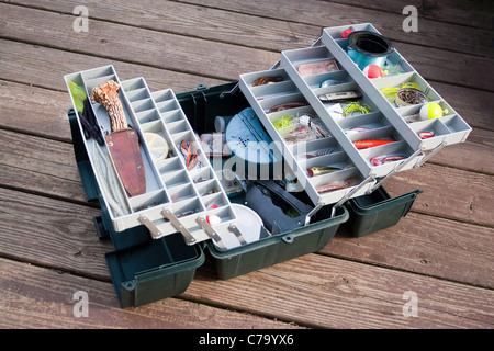 Un grande fishermans tackle box completamente rifornito con esche e ingranaggio per la pesca. Foto Stock