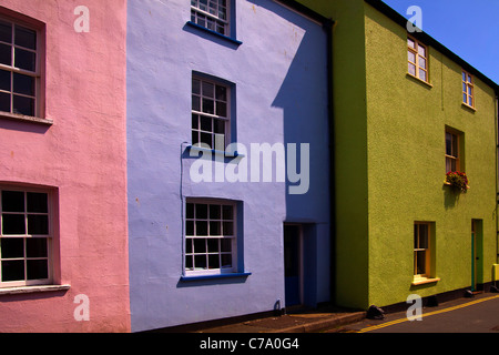 Terrazza di case color pastello a Lyme Regis nel Dorset, Inghilterra Foto Stock