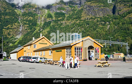 Flåmsbana Museet (la ferrovia Flåm Centro di documentazione) nel piccolo villaggio di Flåm alla fine di Aurlandsfjorden in Norvegia Foto Stock