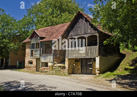 Storico di tradizionali case di legno in Zaistovec village, Croazia - utilizzati come cantine Foto Stock