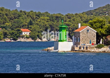 Faro verde - lanterna in entrata della baia, Mali Losinj, Croazia Foto Stock