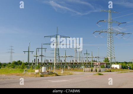 Tralicci di energia elettrica ad un impianto di alimentazione di E.ON energy corporation, Schkopau, Sassonia-Anhalt, Germania, Europa Foto Stock