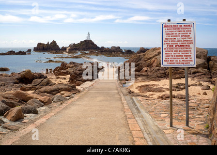 Causeway a Corbiere Lighthouse, Jersey, Isole del Canale Foto Stock