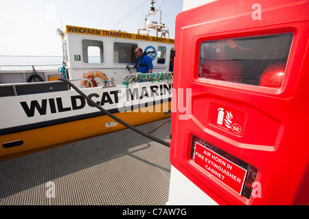 Un pontone di rifornimento per il riempimento di imbarcazioni offshore con diesel marino a Barrow in Furness, Cumbria, Regno Unito. Foto Stock