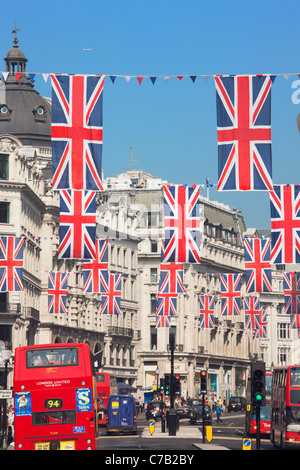 Autobus rossi e Union Jack Flag su Regent Street, Londra, Inghilterra Foto Stock