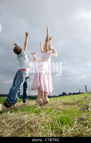 Bambini che giocano su un prato in estate, Eyendorf, Bassa Sassonia, Germania, Europa Foto Stock