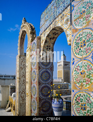 A Tunisi, Tunisia, Nord Africa, la vecchia Medina, Palais de l'Orient, Oriental Palace tetto a terrazza decorata con mosaici, Moschea Zitouna minareto, Foto Stock