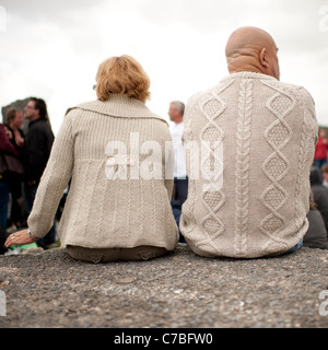 Vista posteriore di un uomo e di una donna che indossa matching cardigan beige Foto Stock