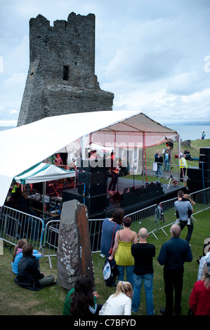 Una band che suona sul palco, Roc y Castell / Castle Rock free music festival Aberystwyth Wales UK Foto Stock