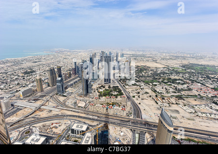 Vista del centro della città di Dubai da il più alto ponte di osservazione nel mondo, nella parte superiore, il Burj Khalifa, Dubai, Emirati Arabi Uniti Foto Stock