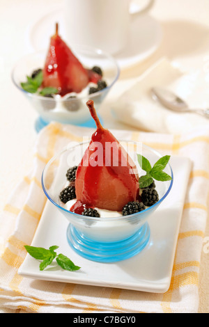 Pere con yogurt e more. Ricetta disponibile. Foto Stock