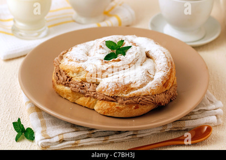 Ensaimada farcite con il cioccolato. Ricetta disponibile. Foto Stock