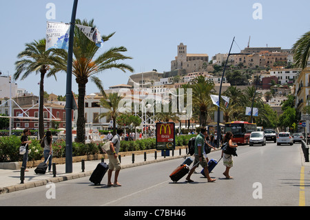 Ibiza città vecchia e la zona fronte mare Ibiza spagna i vacanzieri con bagagli vicino al porto Foto Stock