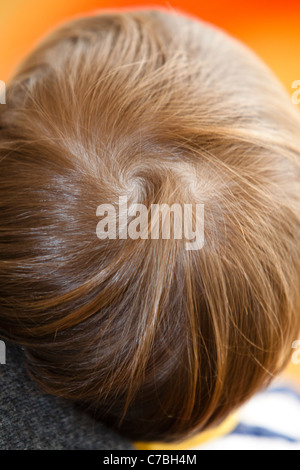 Ragazzo con doppia corona cowlick / / whorl Foto Stock