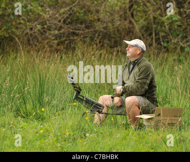 L'uomo rilasciando piccioni di argilla da una trappola Foto Stock