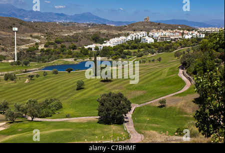 Vista attraverso la Alhaurin Golf Resort dal clubhouse, vicino a Alhaurin El Grande, Andalusia, Spagna Foto Stock