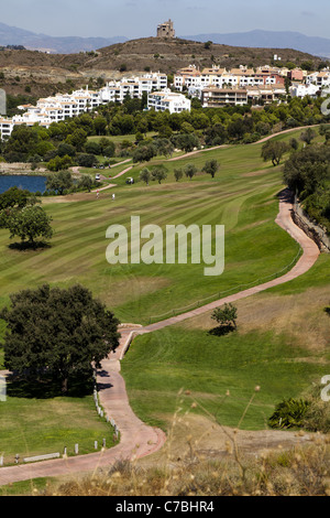 Vista attraverso la Alhaurin Golf Resort dal clubhouse, vicino a Alhaurin El Grande, Andalusia, Spagna Foto Stock