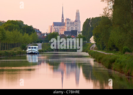 Vista dal Canal de la Somme presso la cattedrale di Notre Dame in mattinata, Amiens, Dept. Somme Picardia, Francia, Europa Foto Stock