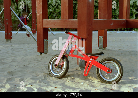 Un equilibrio in bici su un playgroung Foto Stock