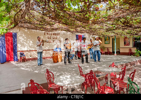 Musica dal vivo a Palenque de los Congos Reales Bar, Trinidad, Sancti Spiritus, Cuba Foto Stock