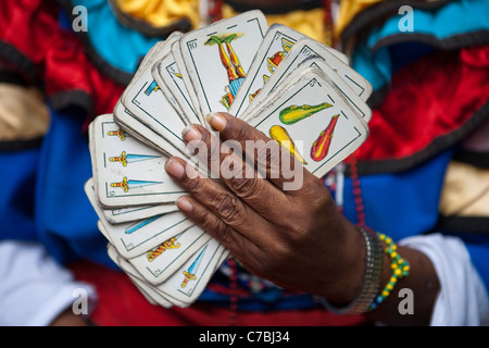 Gli strumenti del mestiere mazzo di carte da fortune-teller durante una domenica pomeriggio rumba al Callejon de Hamel Città dell Avana avana Foto Stock