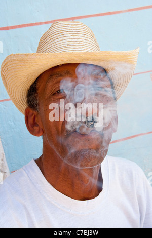 Uomo di fumare un sigaro nella città vecchia di Trinidad, Sancti Spiritus, Cuba Foto Stock