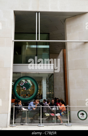 Il ristorante di sushi terrazza all'aperto con pranzo folla i clienti nella città di Londra Inghilterra Foto Stock