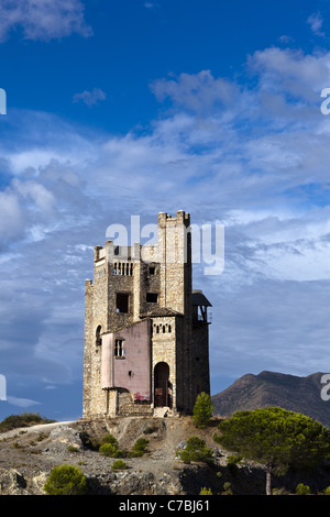 Acqua torre presso il La Mota edificio abbandonato lo sviluppo, appena fuori a Alhaurin El Grande, Andalusia. Foto Stock