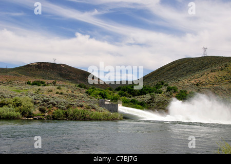 L'acqua in eccesso che viene espulso dal fortunato serbatoio di picco nel fiume Boise Foto Stock