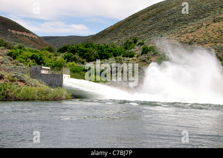 L'acqua in eccesso che viene espulso dal fortunato serbatoio di picco nel fiume Boise Foto Stock