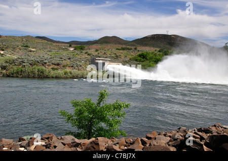 L'acqua in eccesso che viene espulso dal fortunato serbatoio di picco nel fiume Boise Foto Stock