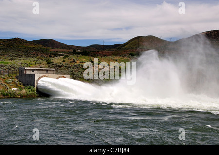 L'acqua in eccesso che viene espulso dal fortunato serbatoio di picco nel fiume Boise Foto Stock