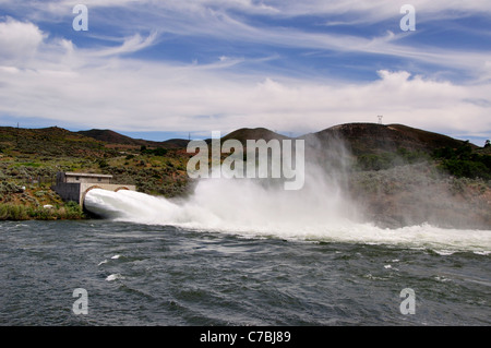 L'acqua in eccesso che viene espulso dal fortunato serbatoio di picco nel fiume Boise Foto Stock