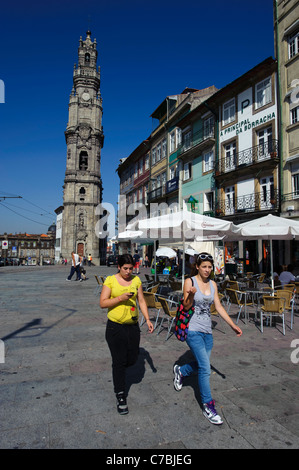 Due giovani donne a piedi dalla Torre dos Clérigos a Porto, Portogallo settentrionale, Europa Foto Stock