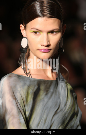 Maria Grachvogel pista SS 2012 durante la London Fashion Week at Somerset House di Londra il 16 settembre, 2011. Foto Stock