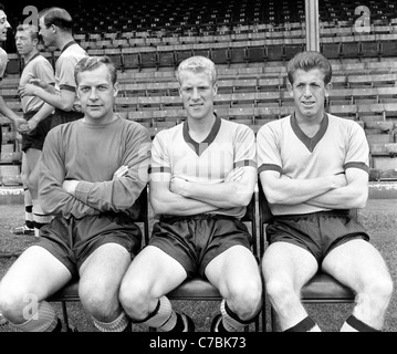 Wolverhampton Wanderers calciatori LtoR Malcolm Finlayson, Ron fiori e Peter Broadbent Foto Stock