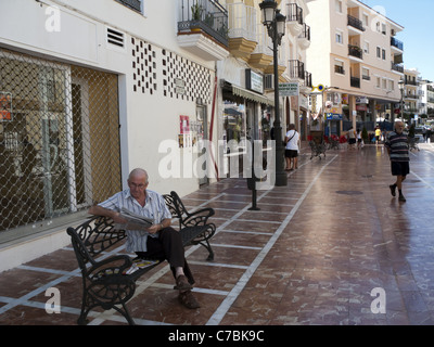 Calle Malaga piastrellate strada pedonale, Alhaurin de la Torre, Andalusia, Spagna Foto Stock