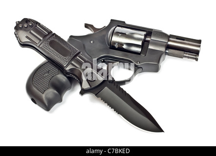 Coltello e revolver. Isolato su sfondo bianco Foto Stock