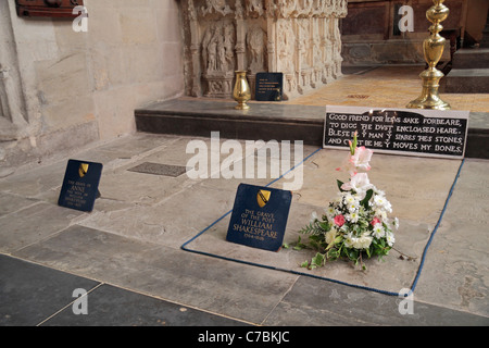 Le tombe di William Shakespeare & la sua moglie Anne nella chiesa della Santa Trinità, Stratford Upon Avon, Warwickshire, Inghilterra, Regno Unito. Foto Stock