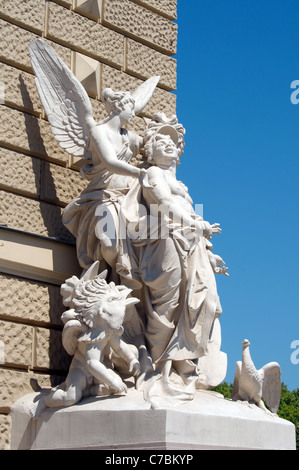 La scultura di fronte all'Odessa National Academic teatro di opera e balletto, Odessa, Ucraina, Europa Foto Stock